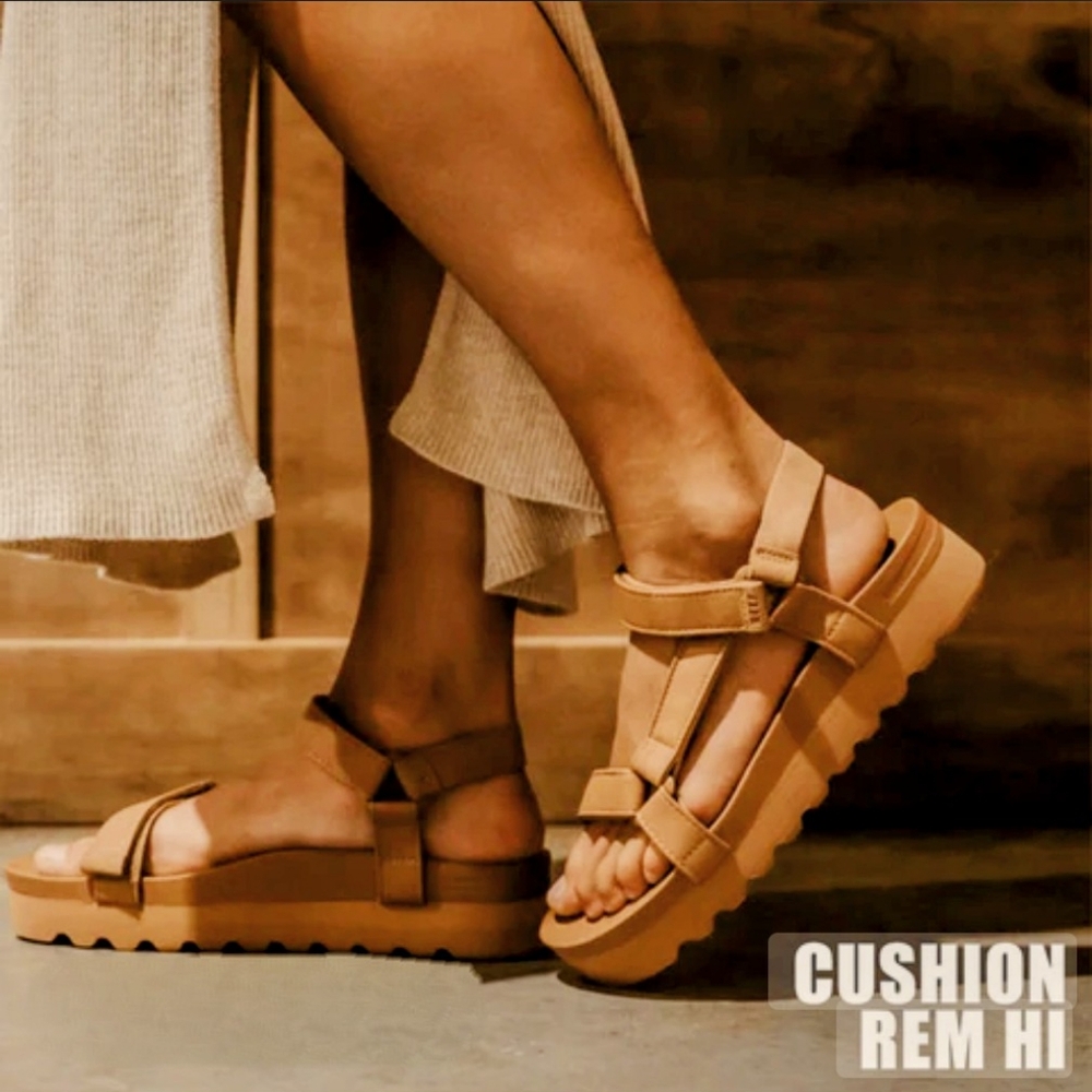 NWT REEF Cushion Rem Hi Sandals